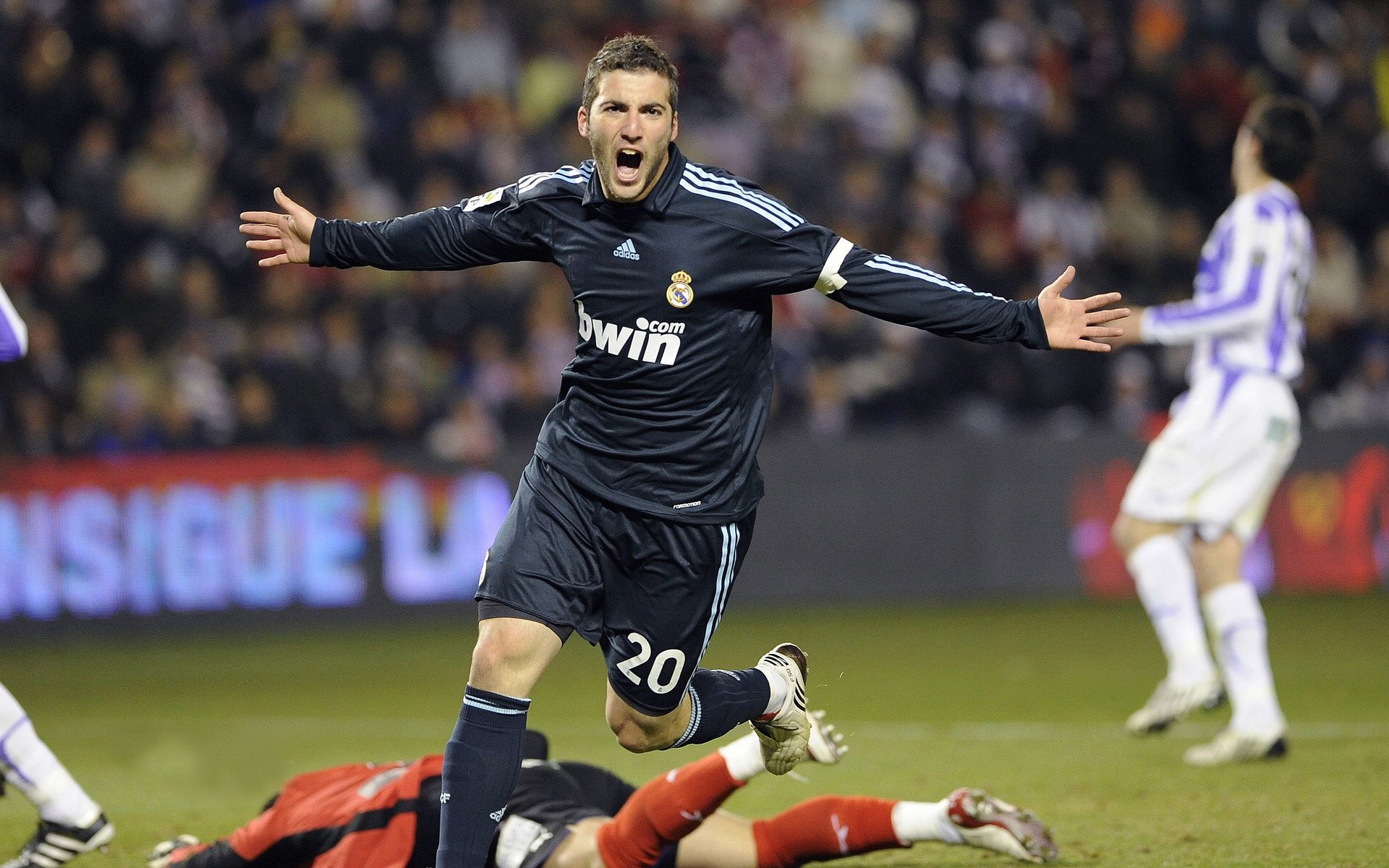 jiuyou入口-球队前锋组合失联是否意味着进攻战术应重新设计，前锋足球队员